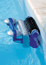 Le robot piscine sweepy free nettoie la ligne d'eau