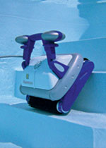 le robot piscine sweepy free nettoie les escaliiers